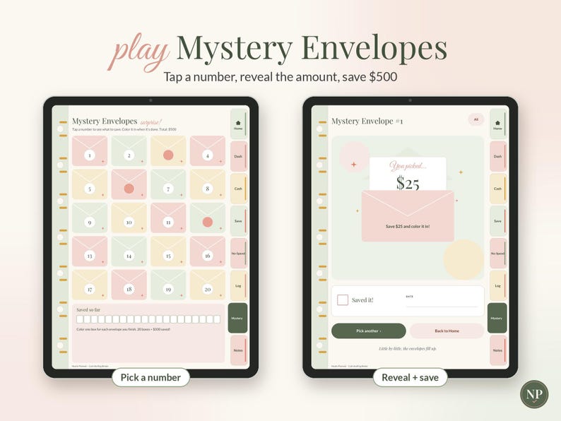 Op de afbeelding: Een digitale spaartracker weergegeven op twee tabletschermen. Het linkerscherm toont een raster van twintig genummerde mysterie-enveloppen in pastelkleuren. Het rechterscherm toont een geopende envelop met een spaarbedrag van $25.