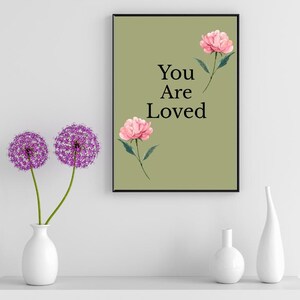 Impresión artística floral inspiradora &quot;Eres amado&quot; para el amor propio, arte de pared con citas positivas, regalo para ella - Descarga digital, cita motivacional.