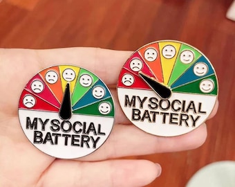 Rolig social batteri emaljnål, introvert humorgåva