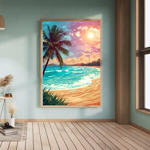 Może przedstawiać: Oprawiony wydruk artystyczny przedstawiający tropikalną scenę plażową. Grafika przedstawia palmę, turkusowe fale oceanu i piaszczystą plażę pod kolorowym niebem z jasnym słońcem. Wydruk jest prezentowany w jasnej drewnianej ramie.