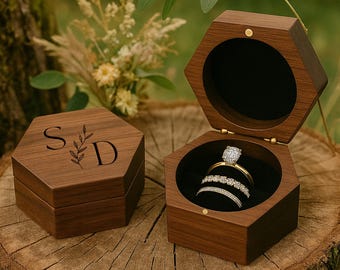 Boîte à bagues en bois gravée personnalisée - Triple porte-bague personnalisé, souvenir de mariage rustique pour couple, cadeau de fiançailles et d'anniversaire
