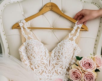 Cintre de mariée personnalisé en érable massif, cintre de robe de mariée personnalisé, cintres en bois gravés de demoiselle d'honneur et demoiselle d'honneur, cadeau de fête nuptiale