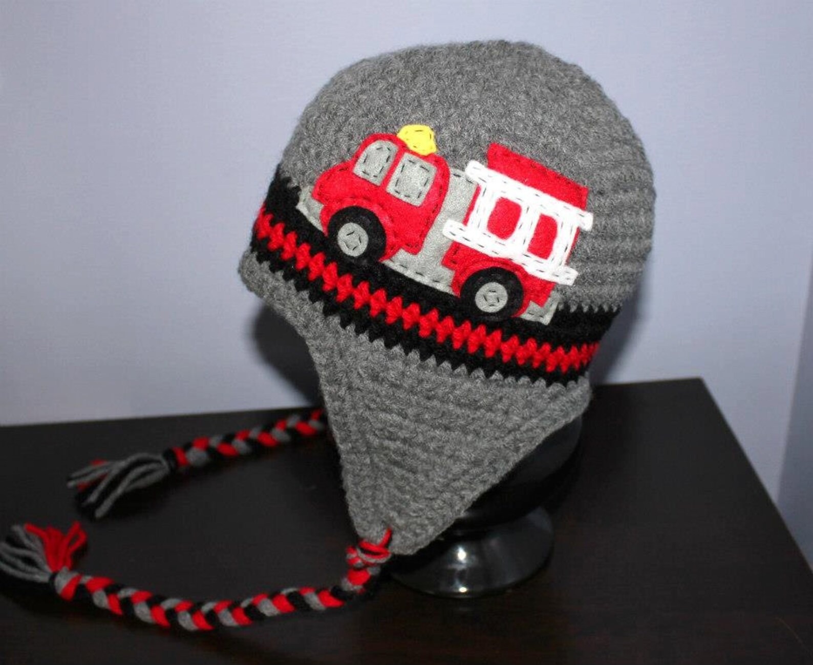 детские шапки на вязальной машине. шапка для мальчика на машине. шапка мужская с помпоном хк авангард atributika & club. шапка atributika & club. шапочка автомобиль детская.