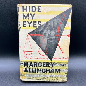Puede incluir: Una portada de libro de bolsillo vintage con un fondo a rayas amarillo y blanco. El título es "Hide My Eyes" en texto negro. La portada presenta una ilustración en blanco y negro de una cara con las manos cubriendo los ojos. También se muestra una balanza roja y blanca y una flecha roja en la portada. El autor es Margery Allingham.