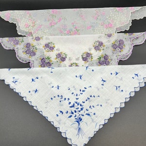 Vintage Women's Handkerchief Set of 3 with Floral Design and Scalloped Edges Hankie Hanky image 2