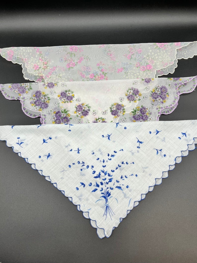 Vintage Women's Handkerchief Set of 3 with Floral Design and Scalloped Edges Hankie Hanky image 2