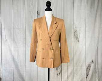 Könnte beinhalten: Ein beigefarbener zweireihiger Blazer mit goldenen Knöpfen.