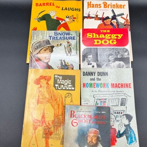 Pode incluir: Uma coleção de livros infantis vintage com capas coloridas. Os títulos incluem "Barrel of Laughs", "Hans Brinker", "The Shaggy Dog", "Snow Treasure", "The Magic Tunnel", "Danny Dunn and the Homework Machine" e "Blackbeard's Ghost".
