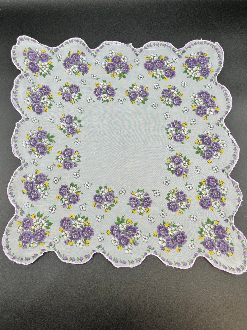 Vintage Women's Handkerchief Set of 3 with Floral Design and Scalloped Edges Hankie Hanky image 6