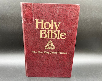 1982 The New King James Bible Old and New Testaments Hardback Red Cover Ex Library