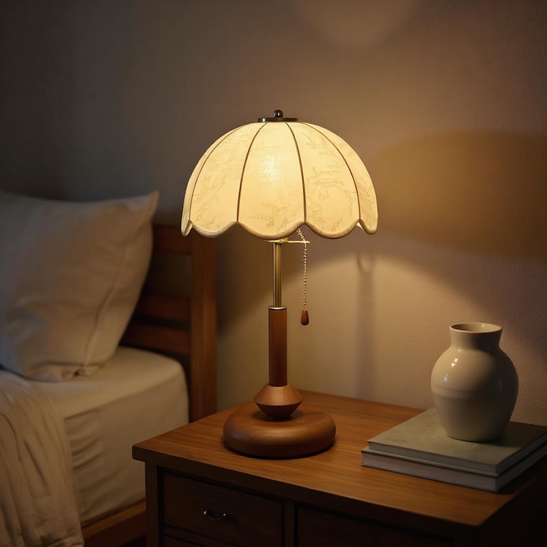 Lámpara de mesa vintage con pantalla de tela y base de madera, luz de mesita para dormitorio o estudio