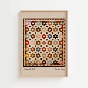 Puede incluir: Una lámina de arte enmarcada con un patrón de colcha de panal con formas hexagonales multicolores sobre un fondo crema. El borde consta de pequeños triángulos. El texto "Honeycomb Quilt" y "Rebecca Davis" está impreso en la parte inferior.