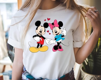Mickey Mouse romântico e Minnie Mouse de mãos dadas (SVG), design fofo de casal apaixonado para camisetas e presentes, arquivos vetoriais PNG, EPS e DXF