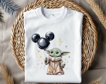 Palloncino Baby Yoda in formato PNG, simpatico Grogu con orecchie da topo in mano, clipart di palloncino, arte pastello con stelle e galassia per sublimazione, download digitale
