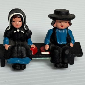 Vintage Cast Iron Amish Couple on Bench – Hand-Painted, Pennsylvania Dutch Collectible, 1960s