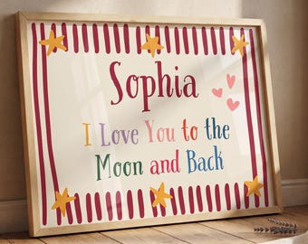Könnte beinhalten: Ein rechteckiges gerahmtes Wandbild mit cremefarbenem Hintergrund und einem rot gestreiften Rand. Der Text lautet Sophia I Love You to the Moon and Back in mehrfarbiger Schrift, verziert mit gelben Sternen und kleinen rosa Herzen.
