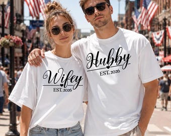 Camiseta Wifey Est 2026, Camiseta Hubby Est 2026, Camisetas de recién casados, Casados desde 2026, Camisetas para parejas, Regalo a juego para parejas, Camiseta para recién esposa