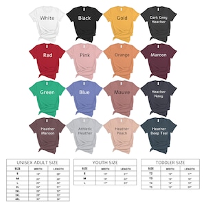 Op de afbeelding: Een verzameling t-shirts in diverse kleuren, waaronder wit, zwart, goud, rood, roze, oranje, groen, blauw en bordeaux. Maattabellen voor unisex volwassenen, jeugd en peuters worden weergegeven.