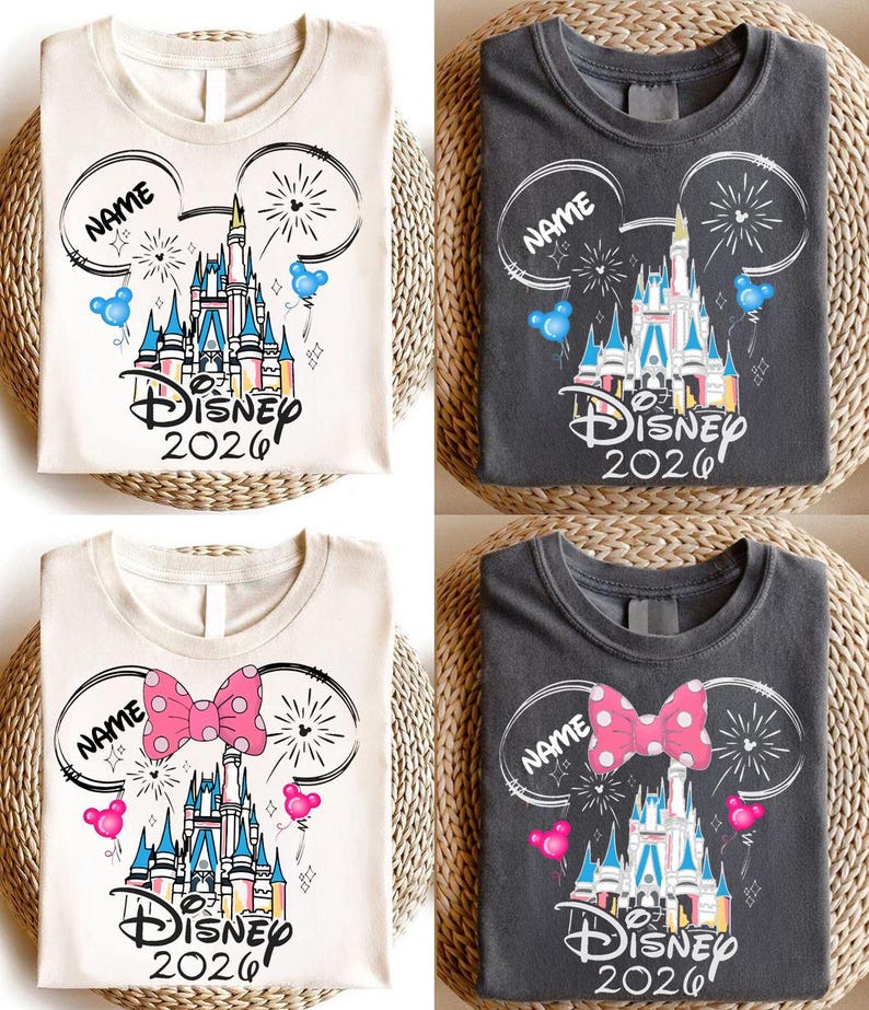Op de afbeelding: Vier T-shirts met Disney kasteelontwerpen. Twee zijn gebroken wit, twee zijn antracietgrijs. Elk shirt heeft een kasteelafbeelding, de tekst "Disney 2026" en een ruimte voor een naam. Twee shirts hebben Mickey Mouse oren, twee hebben een roze strik met stippen.