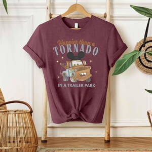 Puede incluir: Un juego de tres cuencos apilables de cer&aacute;mica con un esmalte moteado de color blanco roto. Los cuencos var&iacute;an en tama&ntilde;o, midiendo el m&aacute;s grande aproximadamente 15 cm de di&aacute;metro. Cada cuenco tiene una forma redondeada y un dise&ntilde;o simple y minimalista.