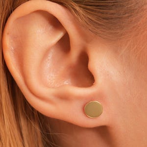 Brincos de disco de ouro maciço em 10K ou 14K – Brincos redondos minimalistas, presente hipoalergênico para ela todos os dias