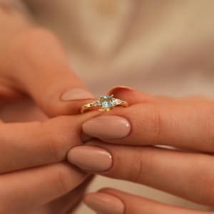 Gold Aquamarin Ring - Zierlicher Drei Stein Schmuck zur Verlobung