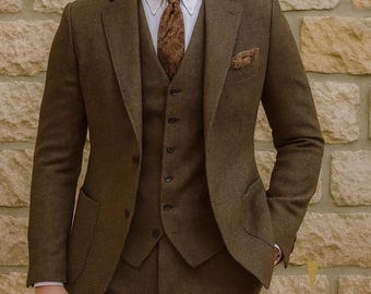 ブラウンツイードの3ピーススーツ、エレガントなカスタム仕立ての