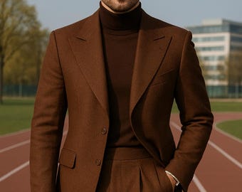 Puede incluir: Un traje marrón con un jersey de cuello alto a juego. La chaqueta del traje tiene dos botones y solapas con muescas. Los pantalones son plisados. La imagen incluye el texto "REALEVER" y un logotipo.