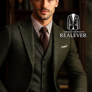 Op de afbeelding: Een donkergroen driedelig pak met een patroonshirt en een bruine stropdas. Het pak bestaat uit een blazer, vest en broek. Het shirt heeft een rood-wit geruit patroon. De tekst "Look Iconic with REALEVER" is zichtbaar.