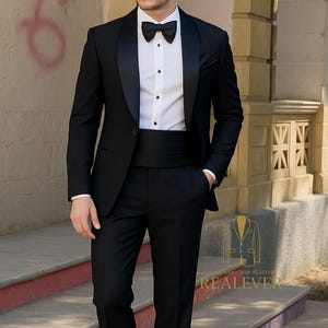 Zwart smokingpak met satijnen revers en buikband: kleding voor formele gelegenheden