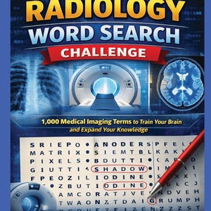 Könnte beinhalten: Buchcover "Radiologie Wortsuche Challenge" mit CT-Scanner und Gehirnscan-Bild. Ein roter Stift zeigt auf das Wort "Iodine" in einem Suchrätsel. Das Buch verspricht 1.000 medizinische Bildgebungsbegriffe zur Wissenserweiterung.