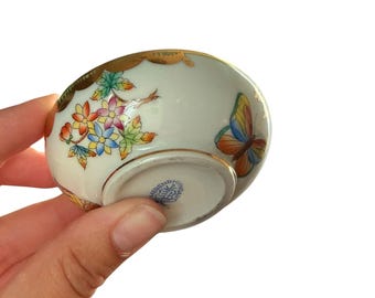Plato pequeño de porcelana húngara Herend pintado a mano con el diseño de la Reina Victoria.