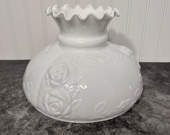 Lampskärm i vitt mjölkglas med präglad blommig volang | Cottage Grandma