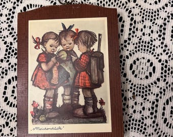 Drewniana tabliczka ścienna Hummel Vintage | 3 uczennice | Domek babci w stylu retro