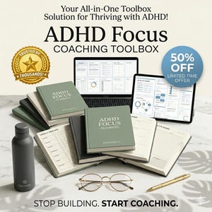 Puede incluir: Un anuncio de una caja de herramientas de coaching ADHD Focus. La imagen presenta una computadora portátil, una tableta y varias agendas, junto con una botella de agua, gafas y un bolígrafo. El texto incluye "ADHD Focus Planners" y "Stop Building. Start Coaching."