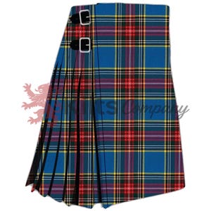 Puede incluir: Un kilt a cuadros azul, rojo, amarillo y negro con dos correas de cuero negro y hebillas plateadas. El kilt está plisado y tiene un diseño escocés tradicional. La imagen también contiene el texto "ECS Company".