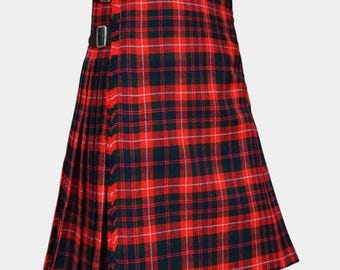 Può includere: Un tradizionale kilt scozzese con un vivace motivo a quadri rossi e blu navy. Il kilt presenta pieghe, cinturini in pelle con fibbie e bordi sfrangiati. Questo capo è un classico dell'abbigliamento scozzese.