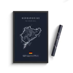 Peut inclure: Affiche encadrée avec un fond bleu foncé représentant le circuit de Nürburgring en blanc. Le texte "Nürburgring" et "The Green Hell" sont en haut. Le drapeau allemand et les détails du circuit sont inclus.