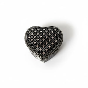 Vintage Style Heart Trinket Box | Ornate Silver-Tone Metal Keepsake Jewelry Ring Box