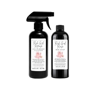 Könnte beinhalten: Zwei schwarze Kunststoffflaschen mit weißen Etiketten. Die linke Flasche hat einen schwarzen Sprühkopf und ist mit Rich Girl Refresh All Purpose Cleaner 473 ml beschriftet. Die rechte Flasche hat einen schwarzen Verschluss und ist mit Rich Girl Rinse Mop Soap 473 ml beschriftet.