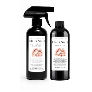 Könnte beinhalten: Zwei schwarze Kunststoffflaschen mit weißen Etiketten, beschriftet mit Claus No. 5. Die linke Flasche ist ein Allzweckreiniger mit schwarzem Sprühkopf, die rechte Flasche ist eine Wischseife mit Schraubverschluss. Beide enthalten 473 ml Flüssigkeit.