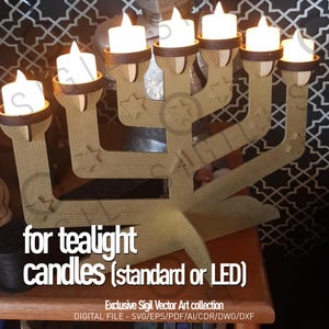 Puede incluir: Menorá de madera para velas de té, con seis velas encendidas y espacio para dos más. La menorá tiene un diseño de estrella y el texto "for tealight candles (standard or LED)".