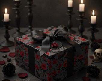 Pode incluir: Uma caixa de presente preta com um padrão de rosas vermelhas e uma fita de cetim preta. A caixa é decorada com uma rosa vermelha e uma etiqueta em forma de coração. O fundo inclui velas acesas em castiçais pretos, pétalas de rosa e uma caveira.