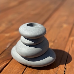 Pebble Candle Holder – Medium Gray Stone-Inspired Tray, Handmade Gypsum Stand for Sculptural Candles, Minimalist Eco Decor