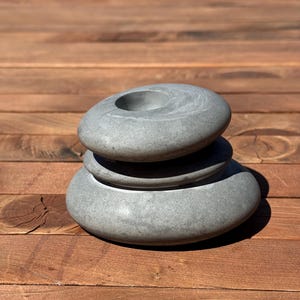 Pebble Candle Holder – Small Gray Stone-Inspired Tray, Handmade Gypsum Stand for Sculptural Candles, Minimalist Eco Decor