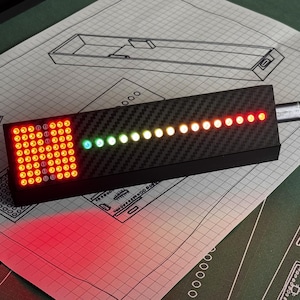 Panel de control de simulación de carreras: indicador de revoluciones, luz de cambio de marchas, indicador de marchas para carreras de rally (efecto fibra de carbono).