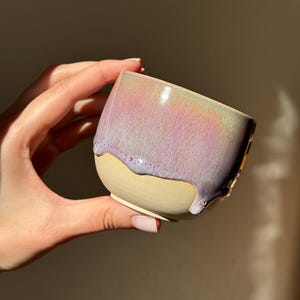 Tazza da caffè in ceramica fatta a mano con motivo a tulipano / Gres smaltato viola, rosa e verde, design minimalista