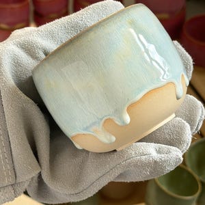 Handgemaakte keramische tulpvormige koffiekop | Blauw geglazuurd steengoed, minimalistisch design