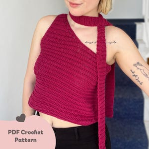 Könnte beinhalten: Ein magentafarbenes Häkeltop mit asymmetrischem Design und passendem Schal. Das Top hat ein strukturiertes Rippenmuster. Der Text "PDF Crochet Pattern" wird unten links im Bild angezeigt.
