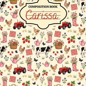 Puede incluir: Un cuaderno de composición con fondo crema que presenta un patrón repetitivo de vacas, tractores rojos, pollos, botas de lluvia rosas con flores, fresas y cuadrados a cuadros rojos. La etiqueta central dice COMPOSITION BOOK Carissa.